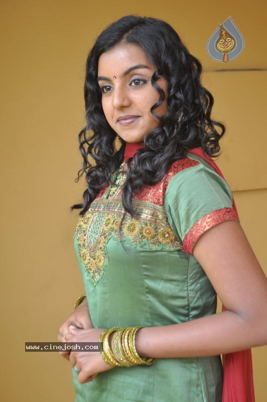 Divya Nagesh Stills - 20 / 54 photos