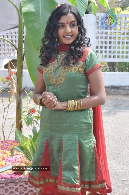 Divya Nagesh Stills - 23 / 54 photos