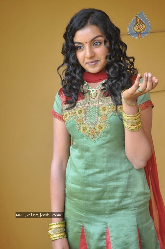 Divya Nagesh Stills - 24 / 54 photos