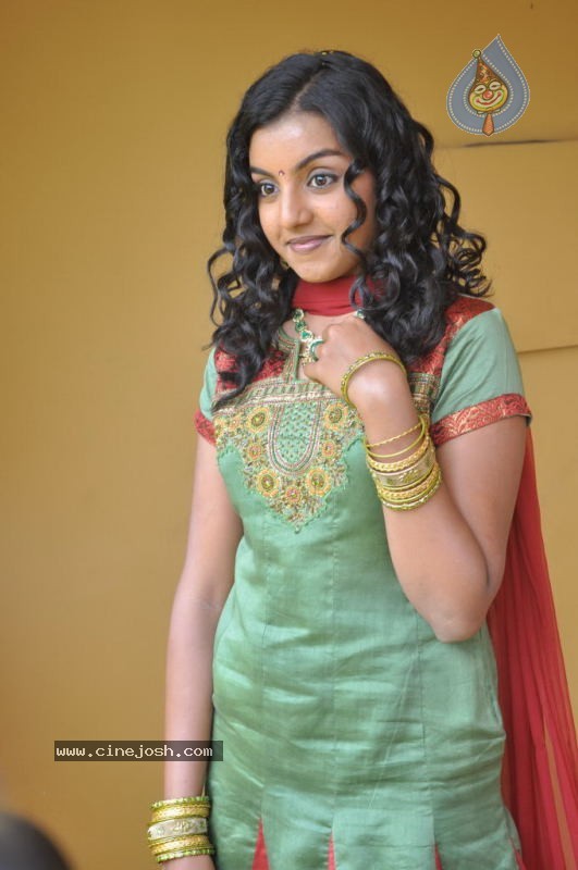 Divya Nagesh Stills - 29 / 54 photos