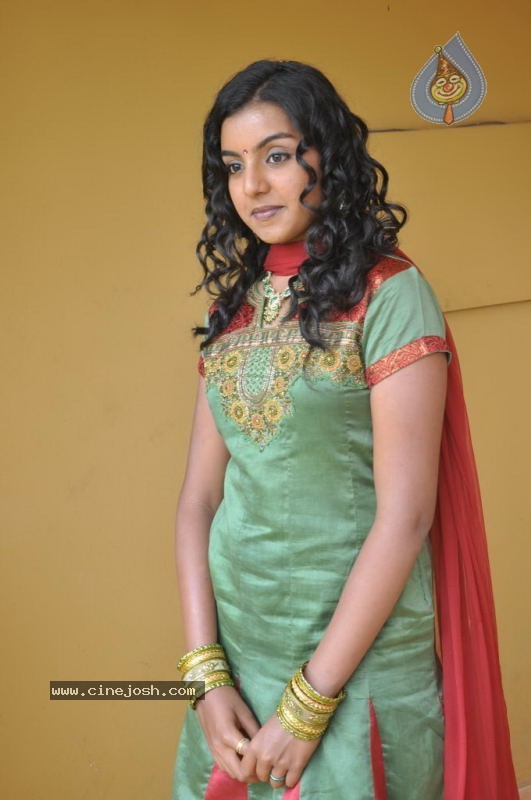 Divya Nagesh Stills - 32 / 54 photos