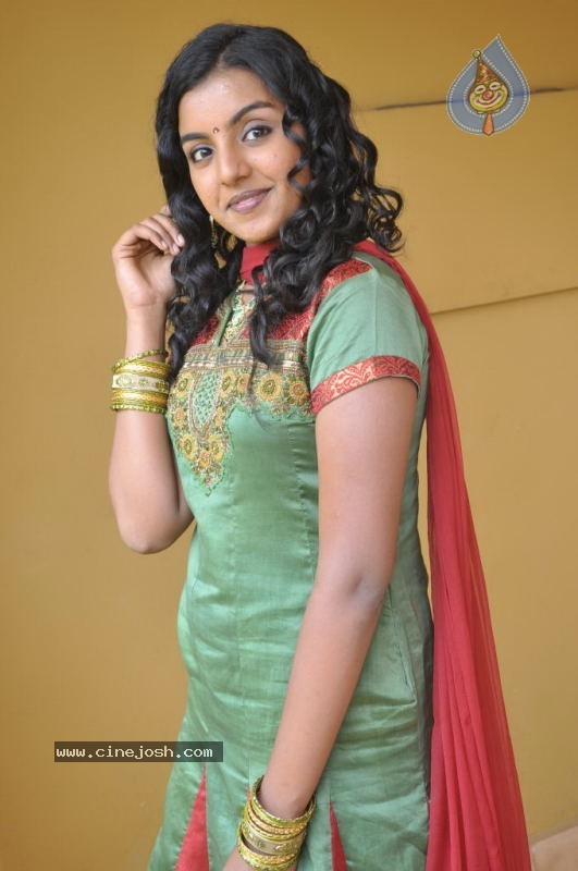 Divya Nagesh Stills - 33 / 54 photos