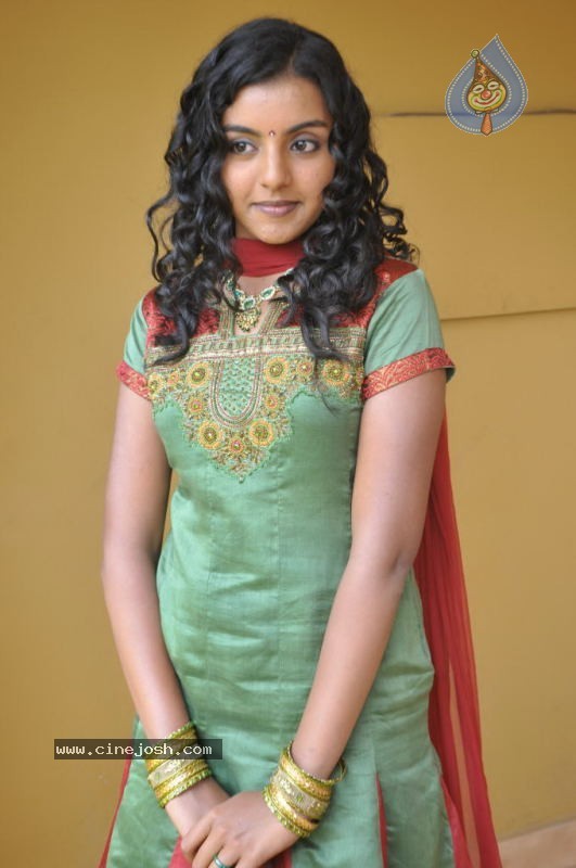 Divya Nagesh Stills - 34 / 54 photos