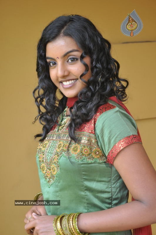 Divya Nagesh Stills - 37 / 54 photos