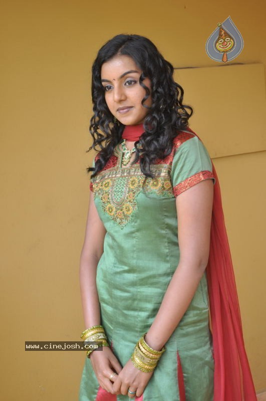 Divya Nagesh Stills - 42 / 54 photos