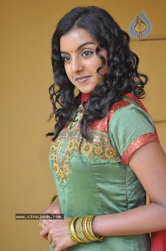 Divya Nagesh Stills - 43 / 54 photos