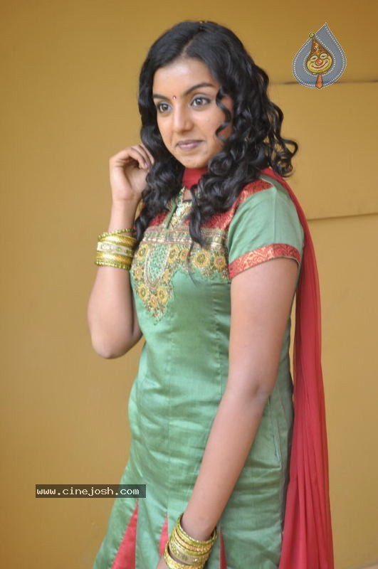 Divya Nagesh Stills - 45 / 54 photos