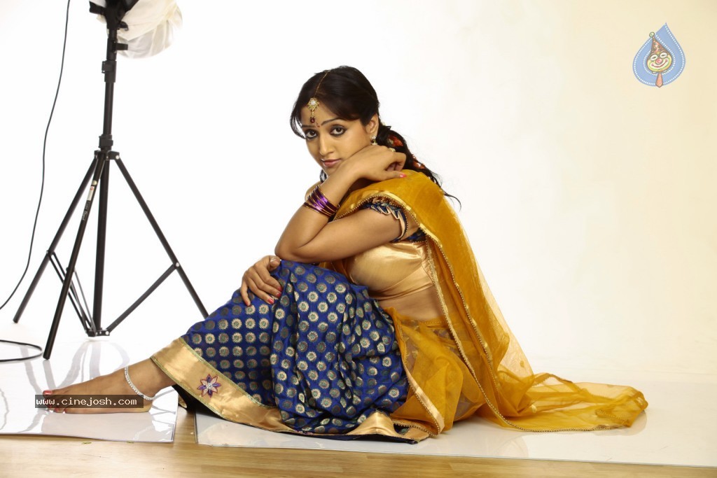 Divya Singh Hot Gallery - 4 / 102 photos