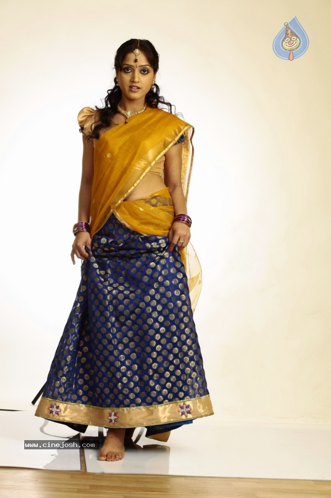 Divya Singh Hot Gallery - 22 / 102 photos