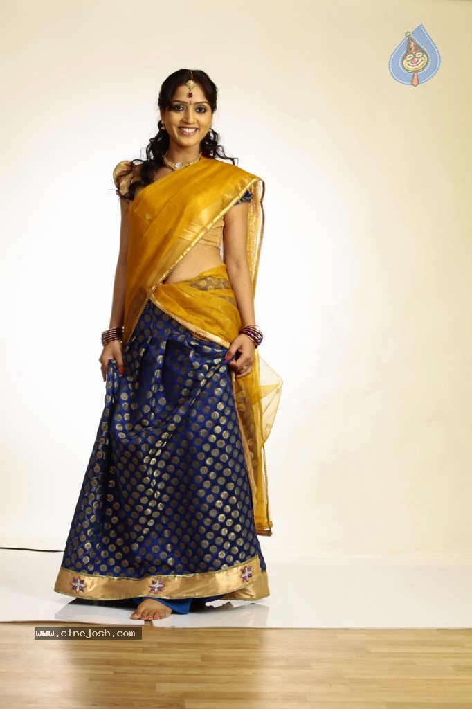 Divya Singh Hot Gallery - 33 / 102 photos