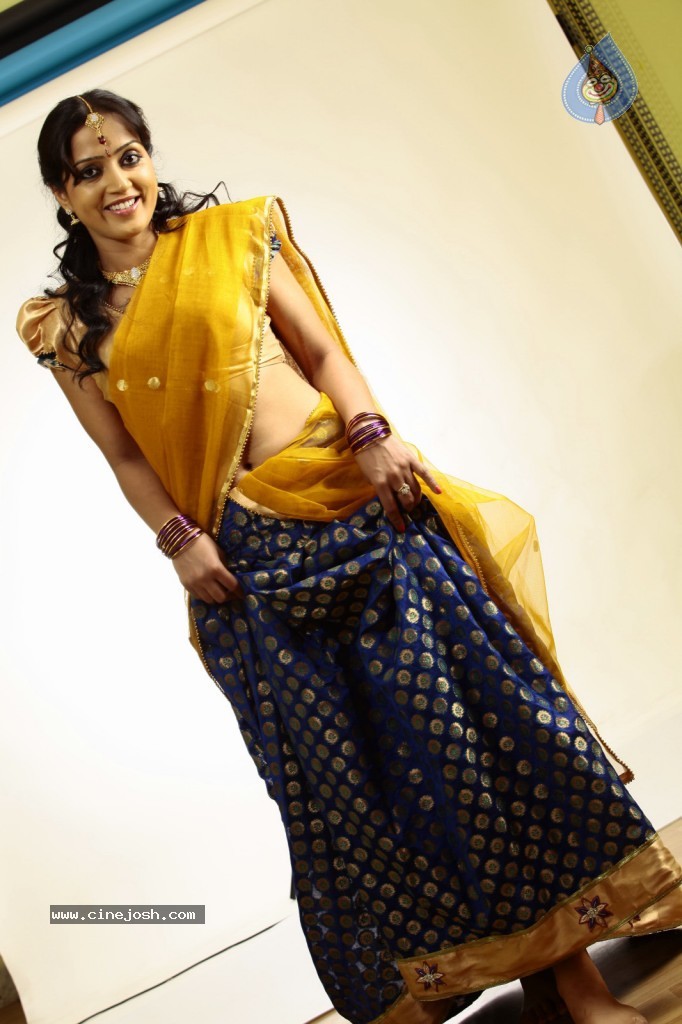 Divya Singh Hot Gallery - 35 / 102 photos