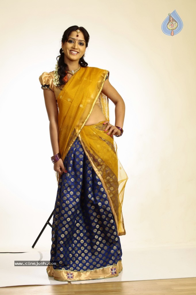 Divya Singh Hot Gallery - 39 / 102 photos