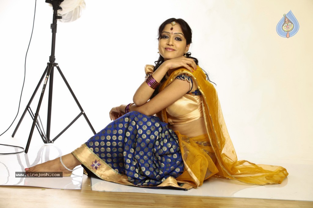 Divya Singh Hot Gallery - 42 / 102 photos