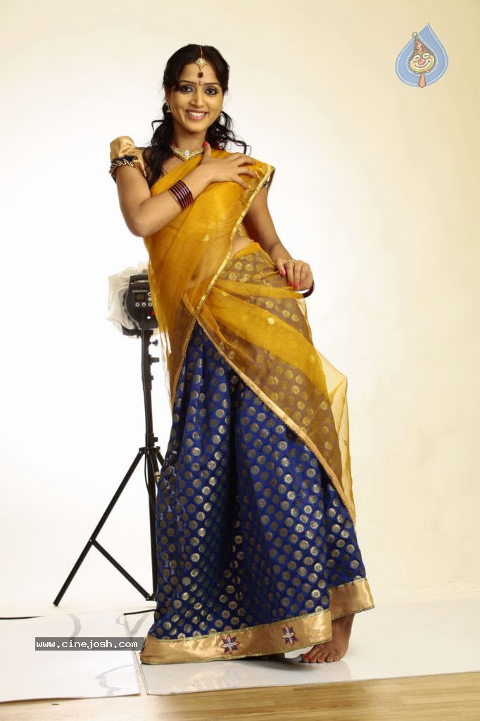 Divya Singh Hot Gallery - 45 / 102 photos