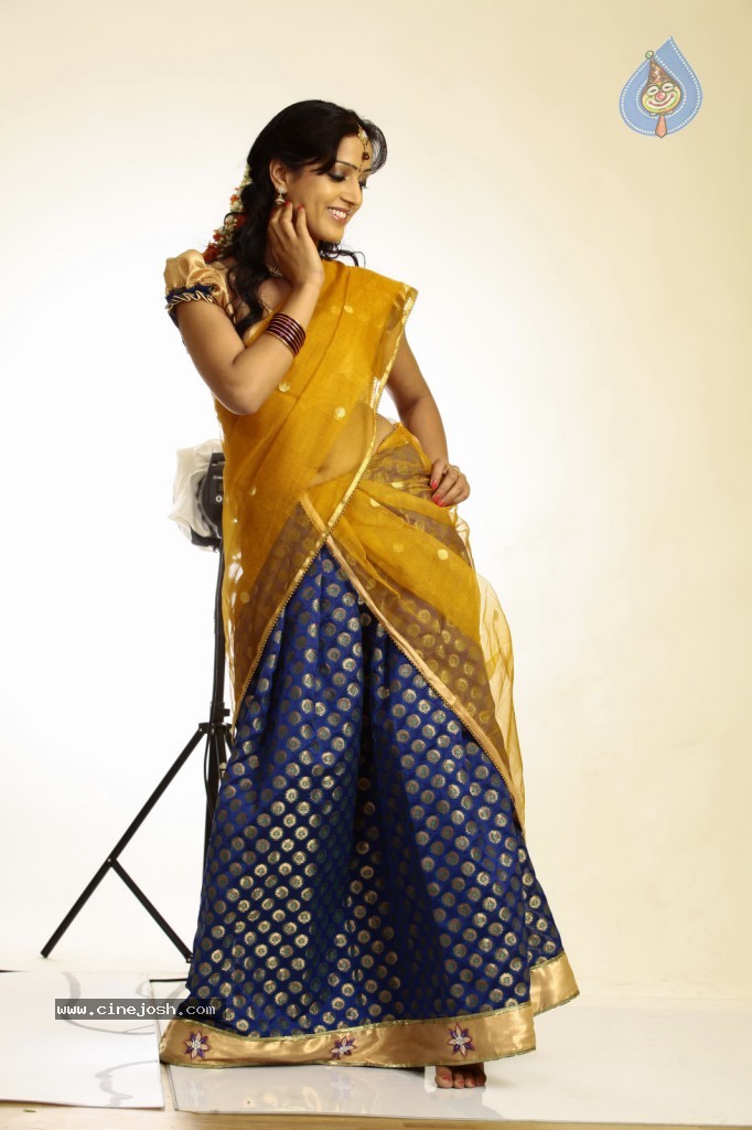 Divya Singh Hot Gallery - 50 / 102 photos