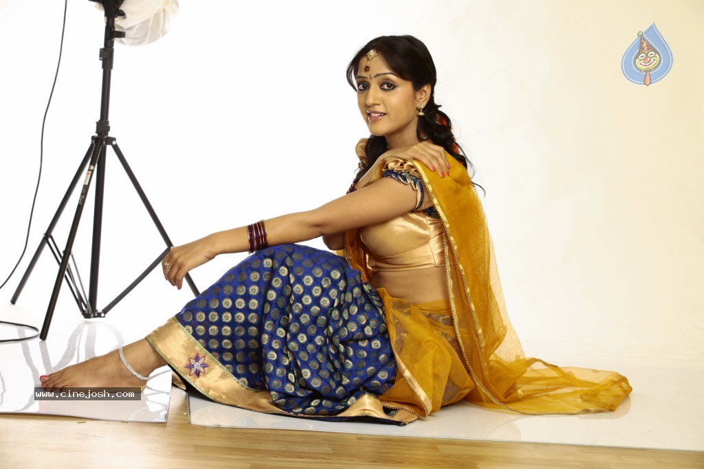 Divya Singh Hot Gallery - 72 / 102 photos