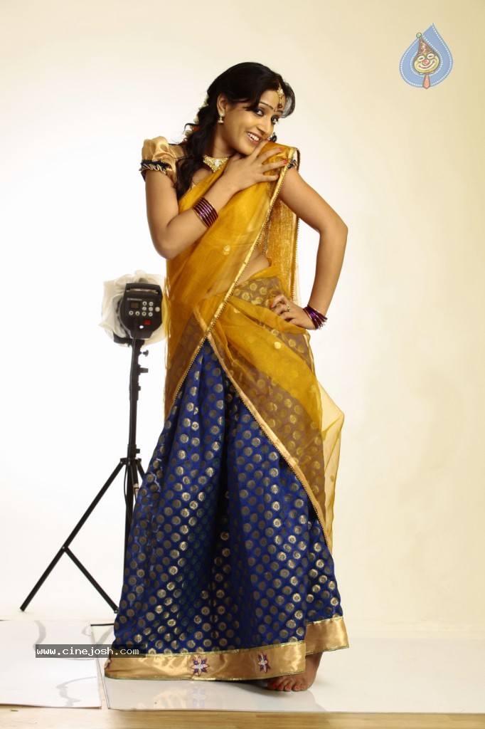 Divya Singh Hot Gallery - 80 / 102 photos