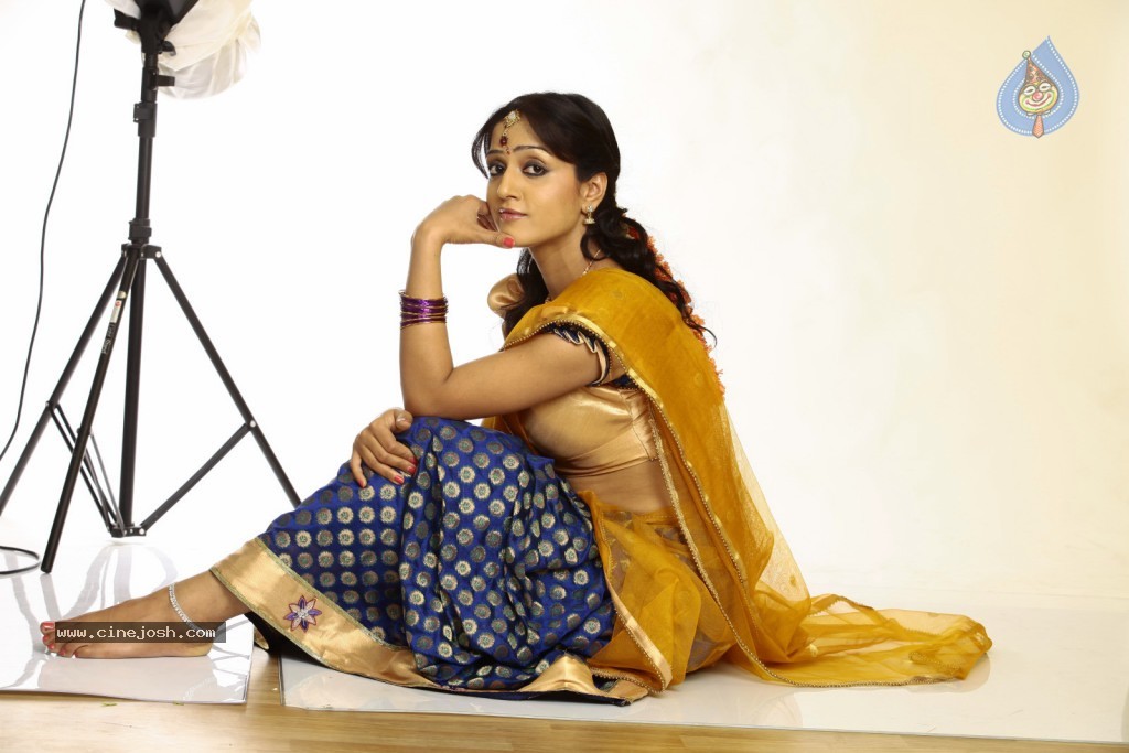 Divya Singh Hot Gallery - 86 / 102 photos