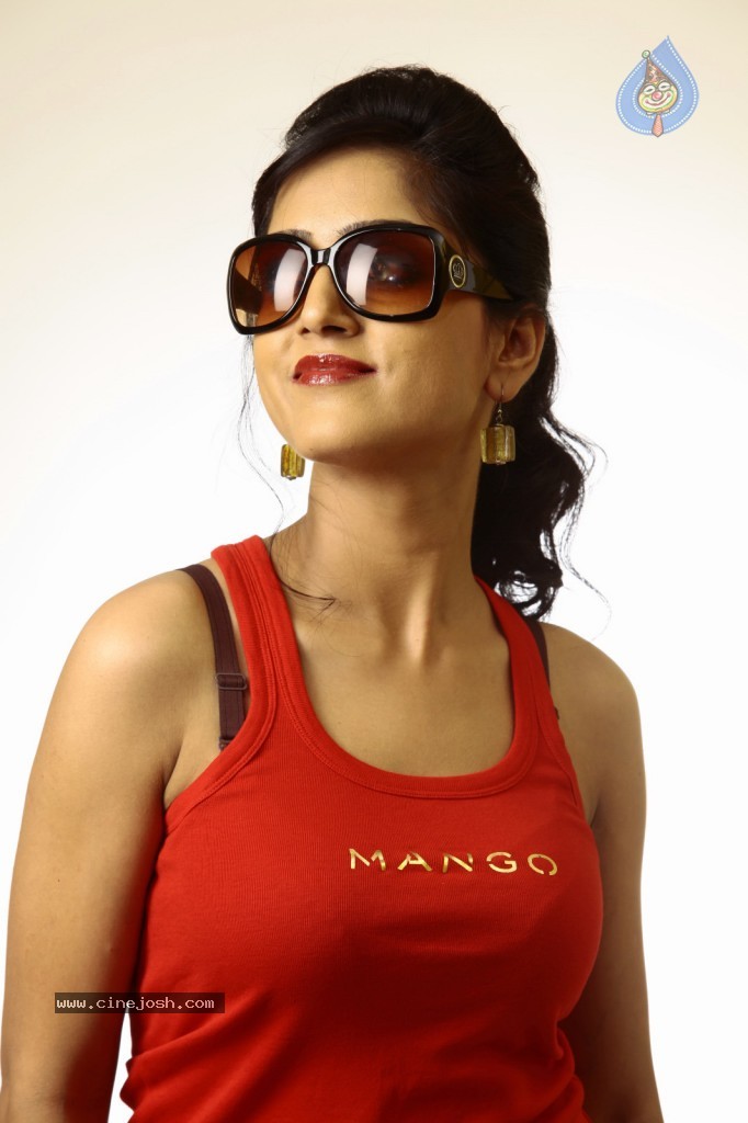 Divya Singh New Stills - 15 / 44 photos