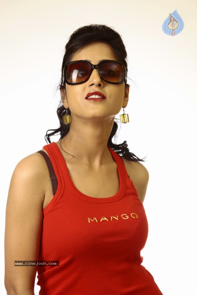 Divya Singh New Stills - 17 / 44 photos