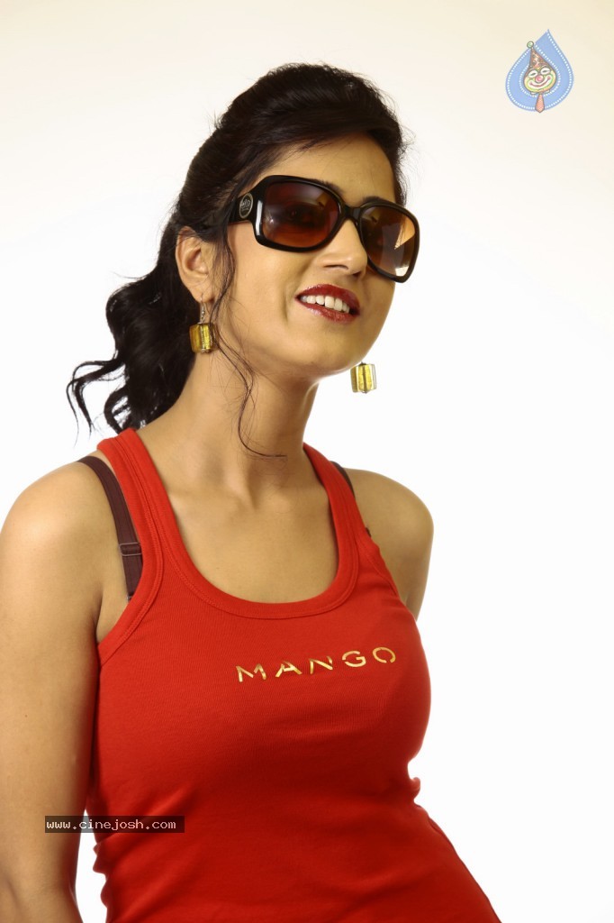 Divya Singh New Stills - 27 / 44 photos