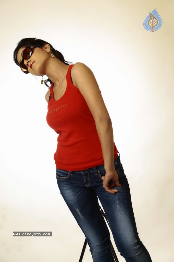 Divya Singh New Stills - 32 / 44 photos