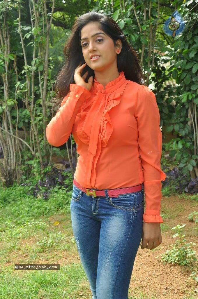 Divya Singh Stills - 10 / 61 photos