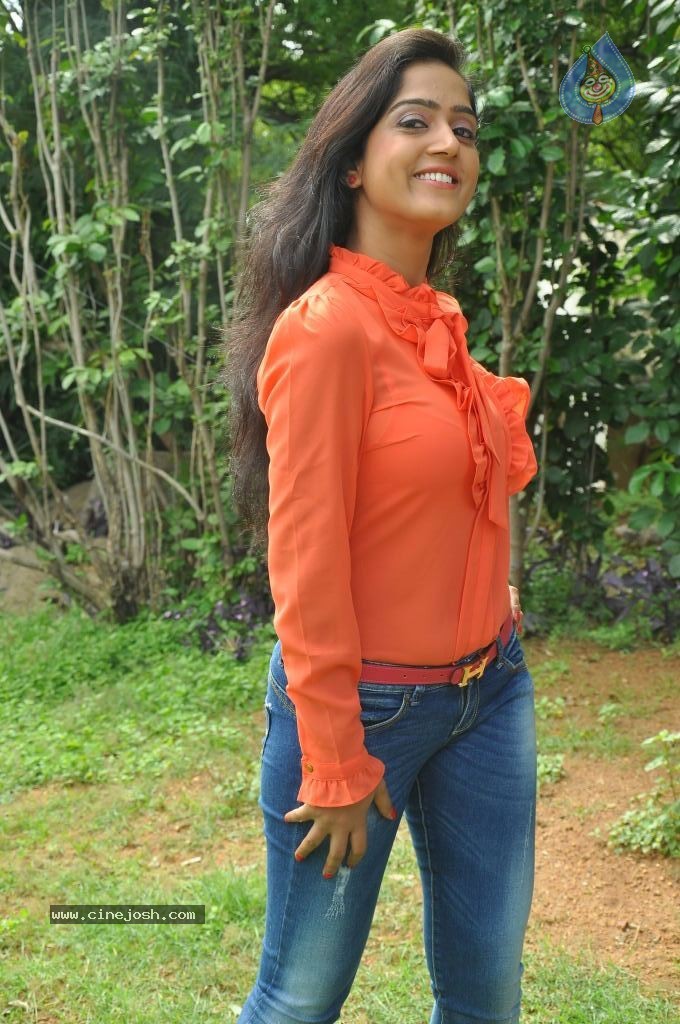 Divya Singh Stills - 55 / 61 photos