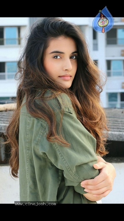 Divyansha Kaushik Photos - 28 / 51 photos