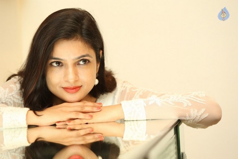 Dolly Tomar New Pics - 20 / 33 photos