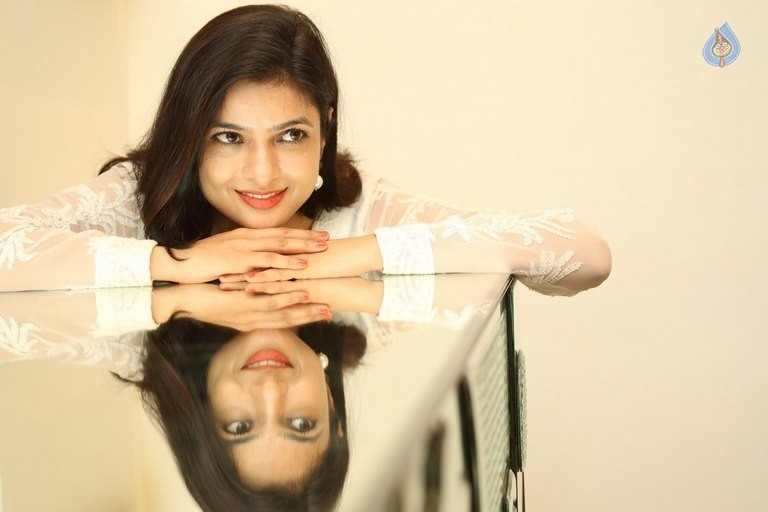 Dolly Tomar New Pics - 21 / 33 photos