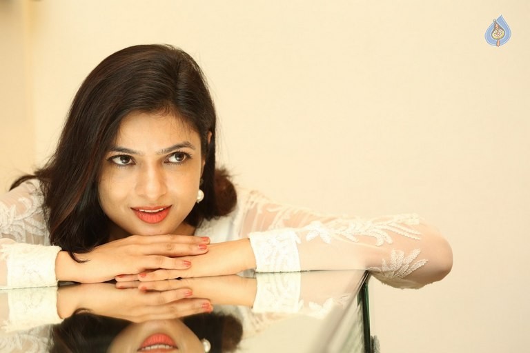 Dolly Tomar New Pics - 24 / 33 photos