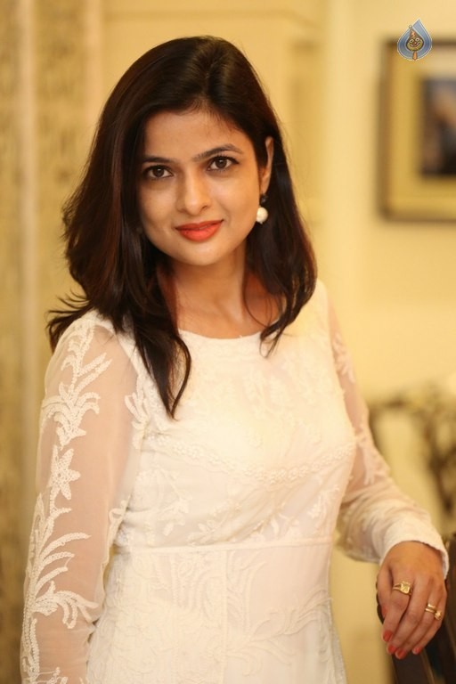 Dolly Tomar New Pics - 25 / 33 photos