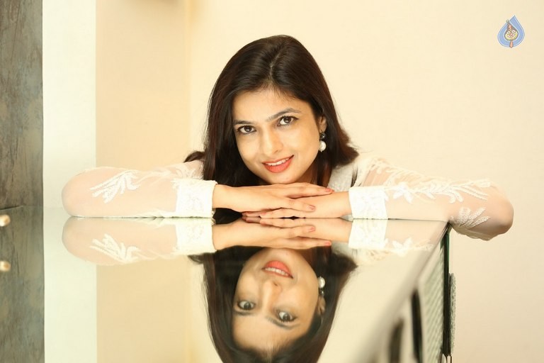 Dolly Tomar New Pics - 32 / 33 photos