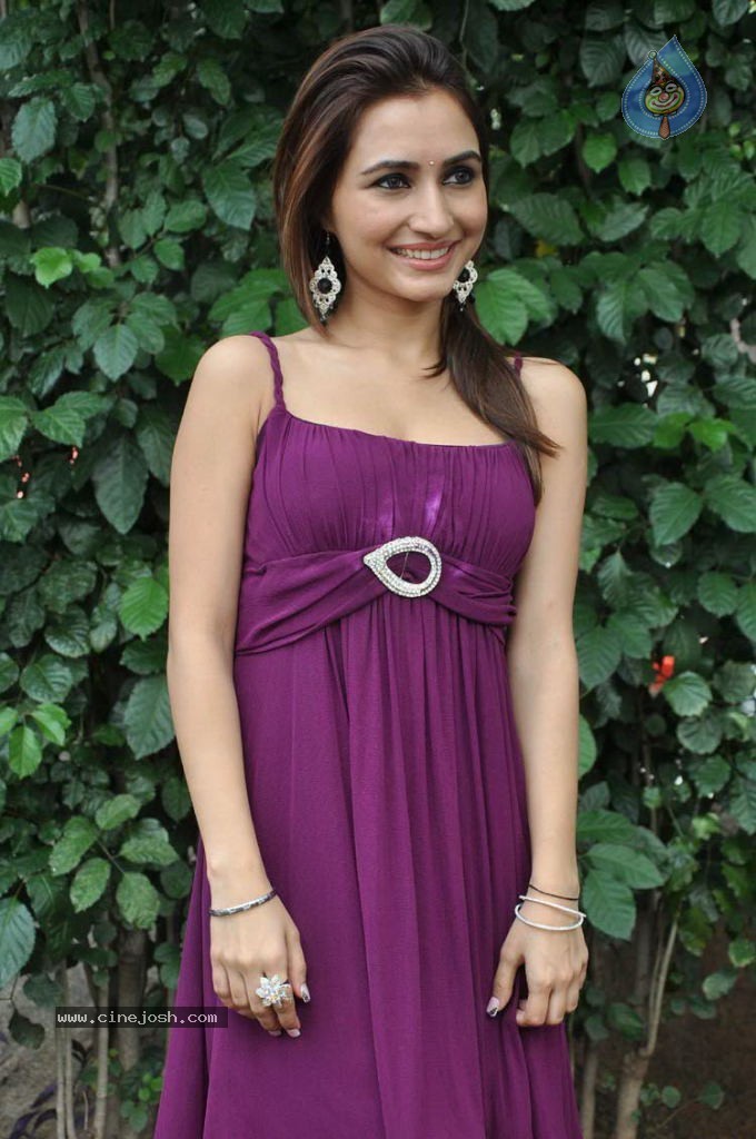 Drithi Stills - 12 / 31 photos