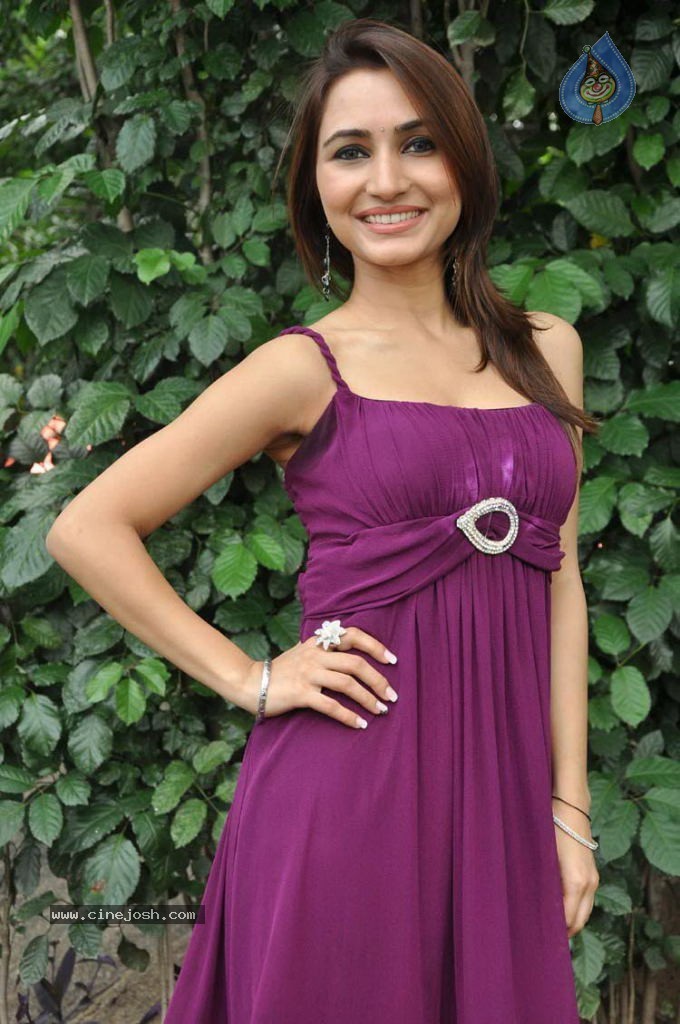 Drithi Stills - 24 / 31 photos