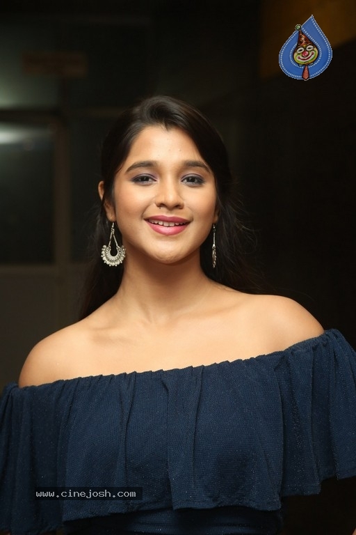 Elsa Ghosh Photos - 14 / 19 photos