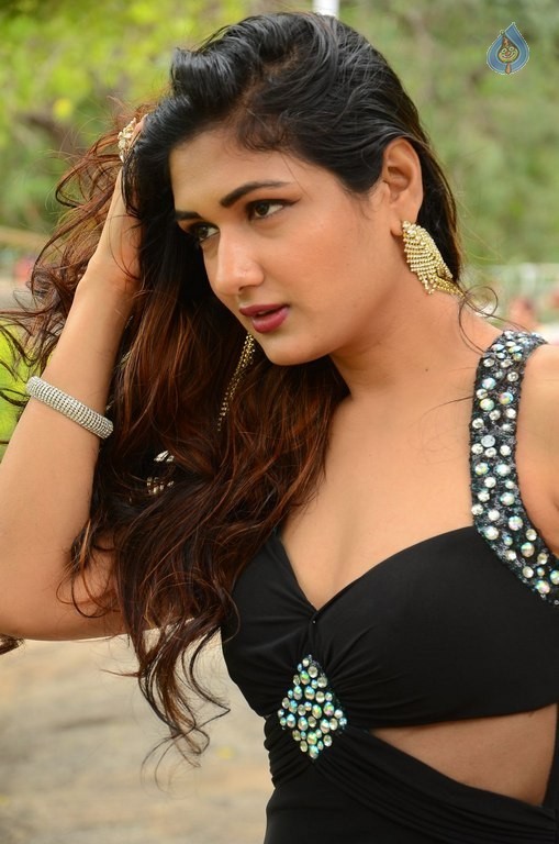 Esha Agarwal Latest photos - 14 / 41 photos