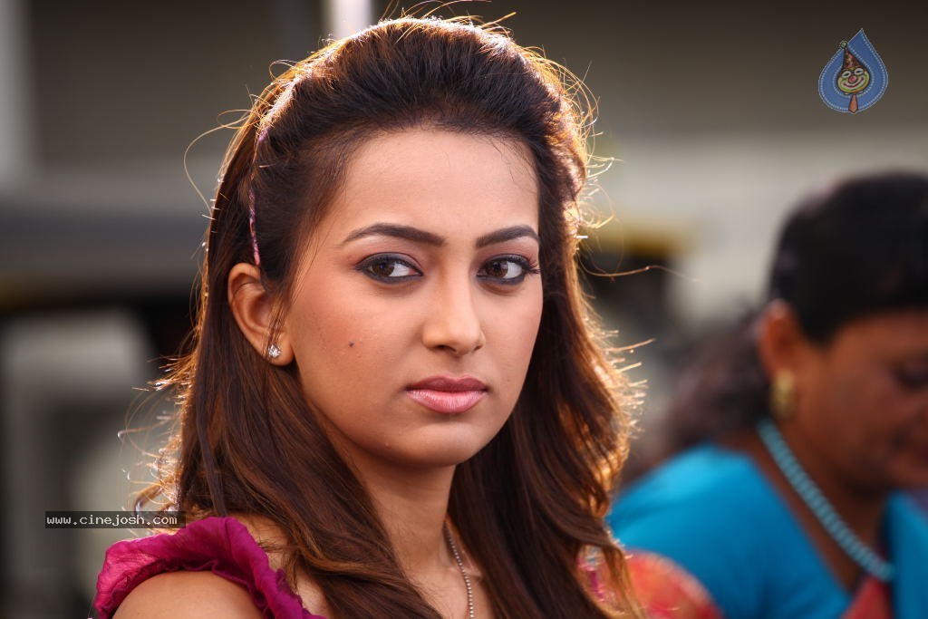 Ester Noronha Gallery - 13 / 37 photos