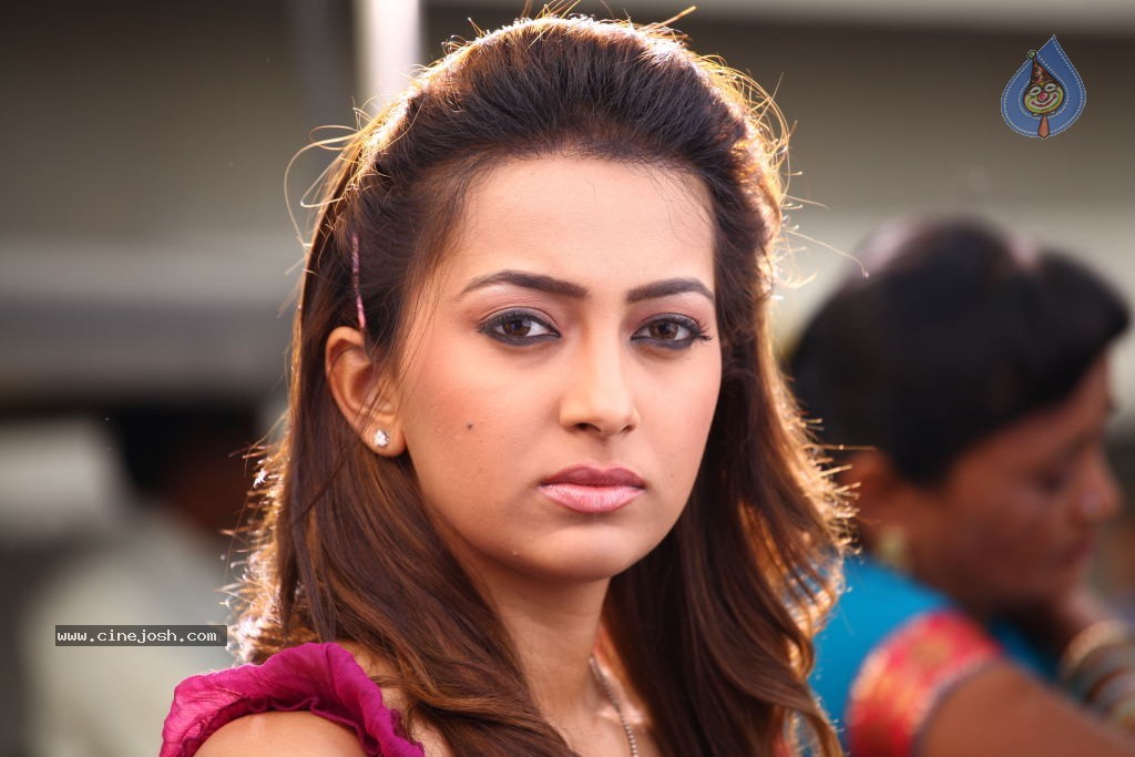 Ester Noronha Gallery - 21 / 37 photos