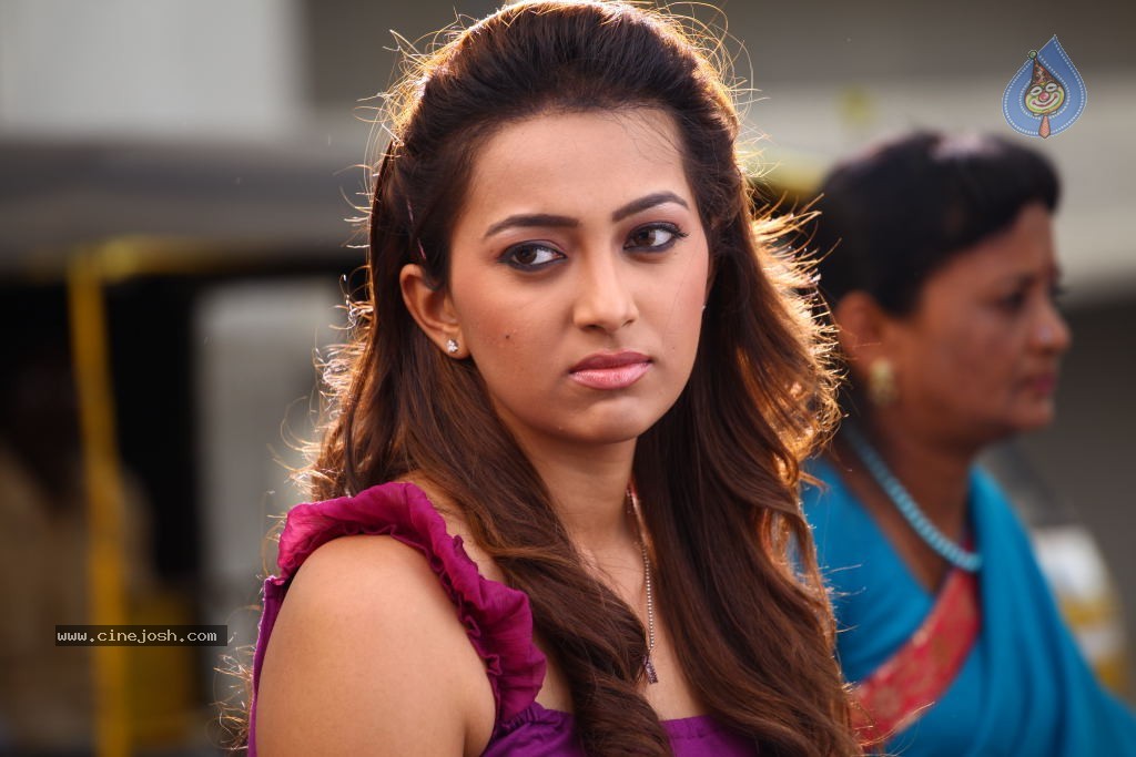 Ester Noronha Gallery - 22 / 37 photos