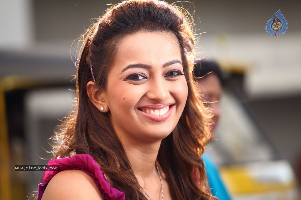 Ester Noronha Gallery - 32 / 37 photos