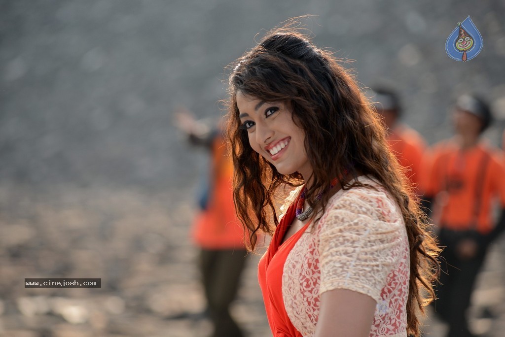 Ester Noronha Hot Pics - 34 / 88 photos