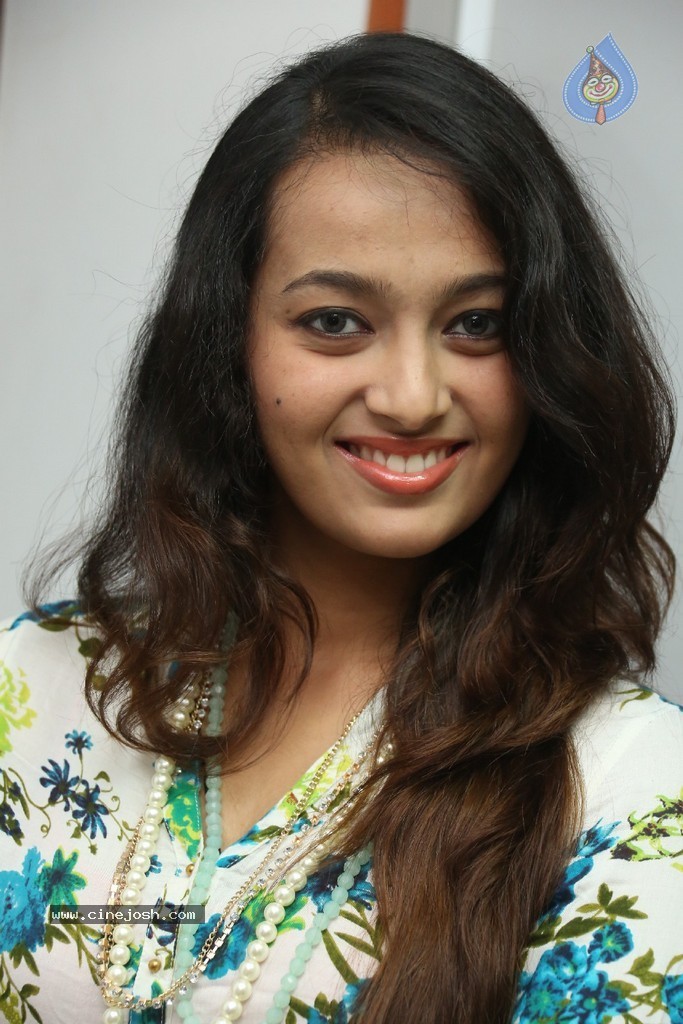 Ester Noronha Latest Stills - 53 / 96 photos