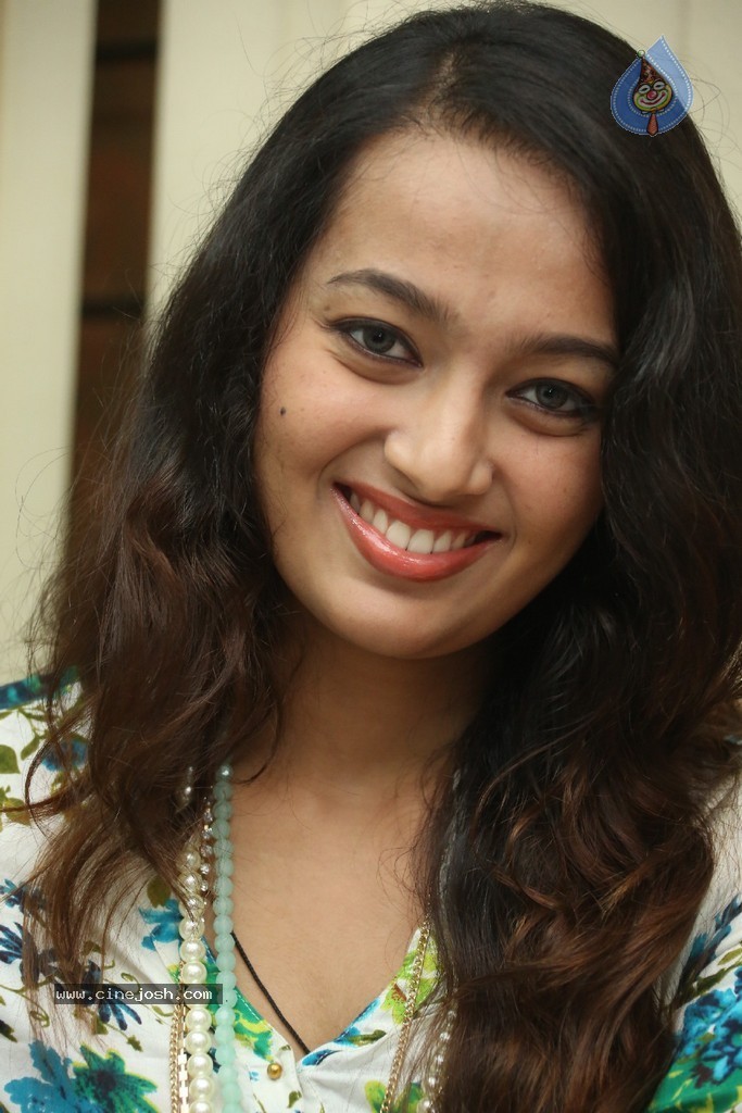 Ester Noronha Latest Stills - 65 / 96 photos