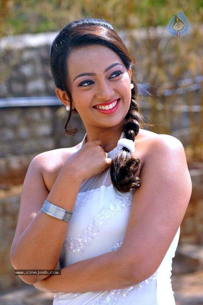 Ester Noronha Photos - 73 / 78 photos