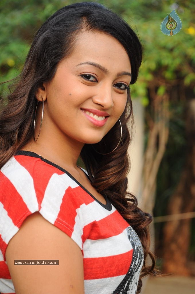 Ester Noronha Pics - 110 / 113 photos