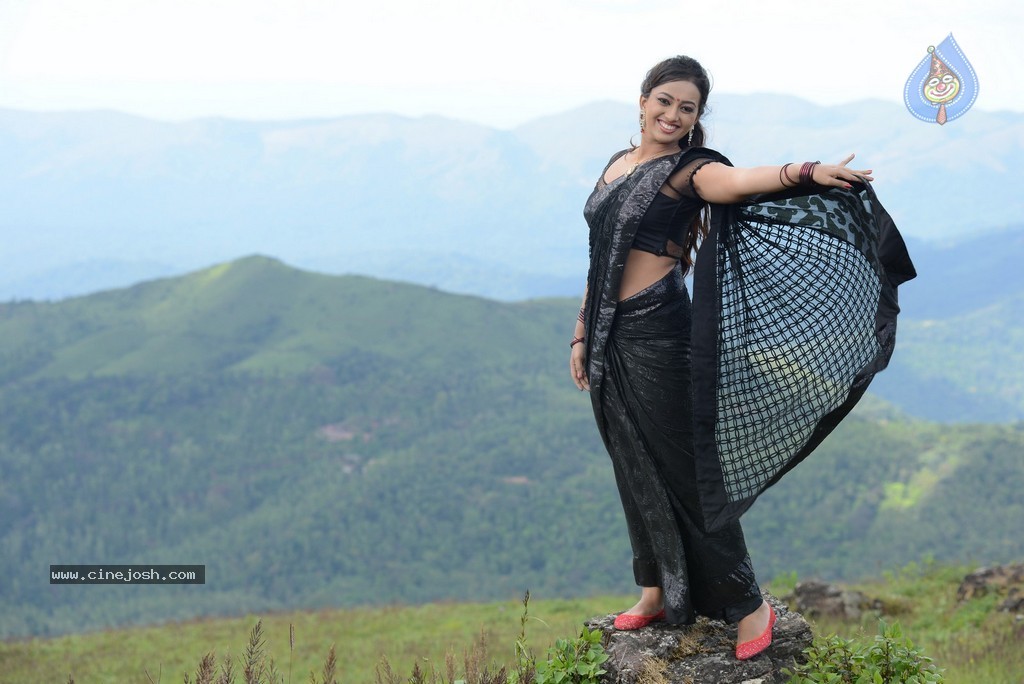 Ester Noronha Stills - 43 / 67 photos