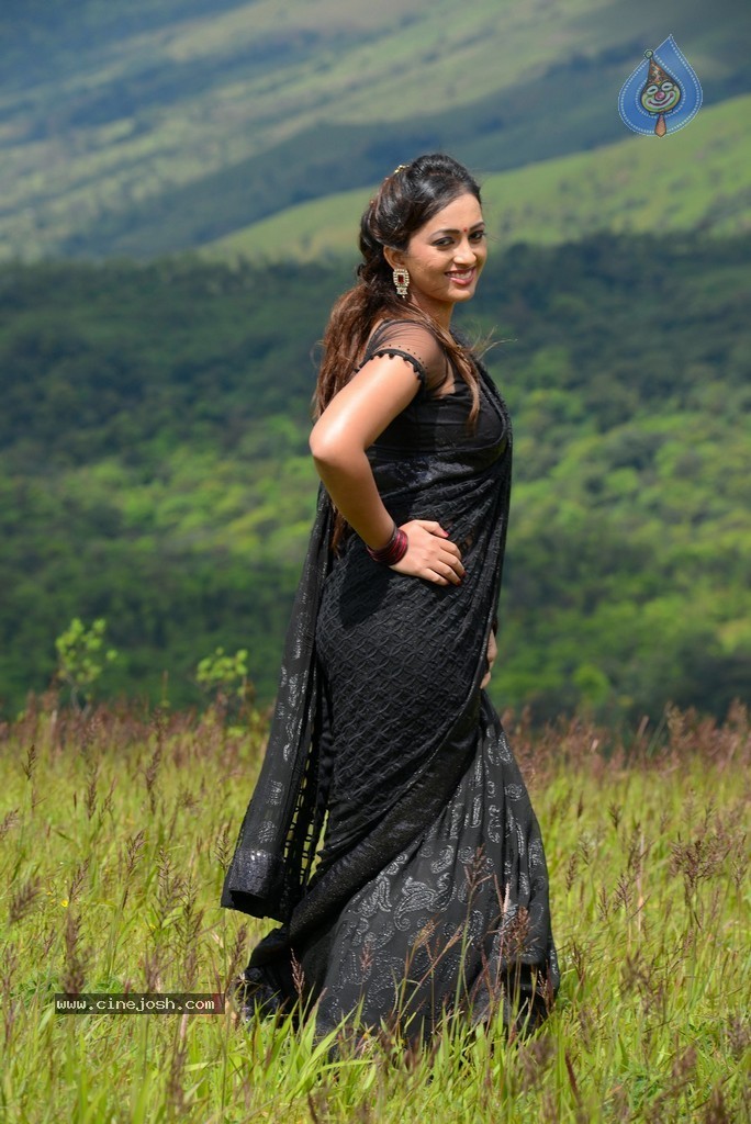 Ester Noronha Stills - 45 / 67 photos