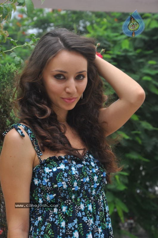 Eyrin Andrea Hot Stills - 6 / 47 photos